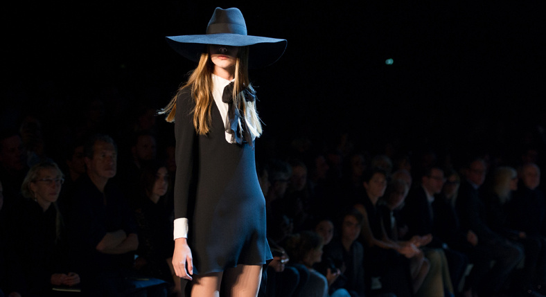 vid__o__chris_roman__interview__jennifer_neyt____retrouvez_tous_les_d__fil__s_de_la_fashion_week_printemps___t___2013____retrouvez_toutes_les_cartes_postales_de_fashion_week_3370_north_788x429